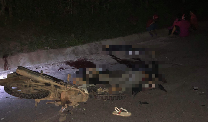 Hai xe máy đối đầu trong đêm, 4 thanh niên tử vong - Ảnh 1.