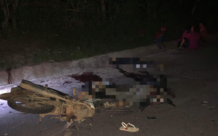 Hai xe máy đối đầu trong đêm, 4 thanh niên tử vong