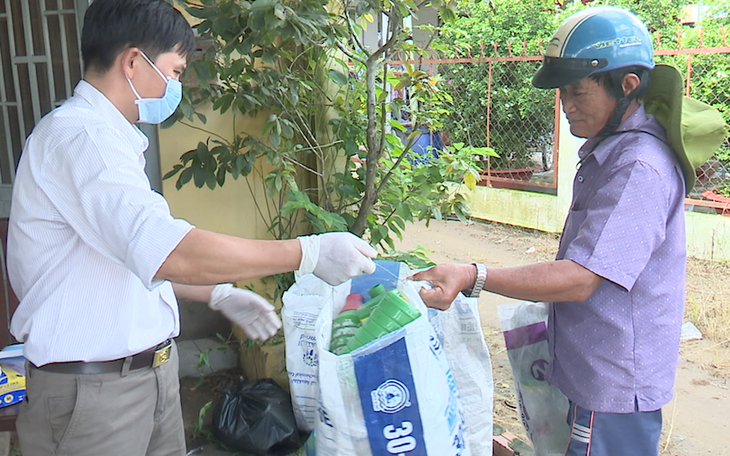 Video: Mang rác nông nghiệp đổi lấy quà ở Đồng Tháp