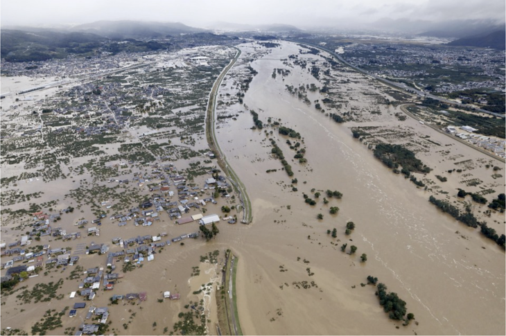 Nhật triển khai 27.000 binh lính và nhân viên cứu hộ giúp dân vượt qua lũ lụt - Ảnh 1.