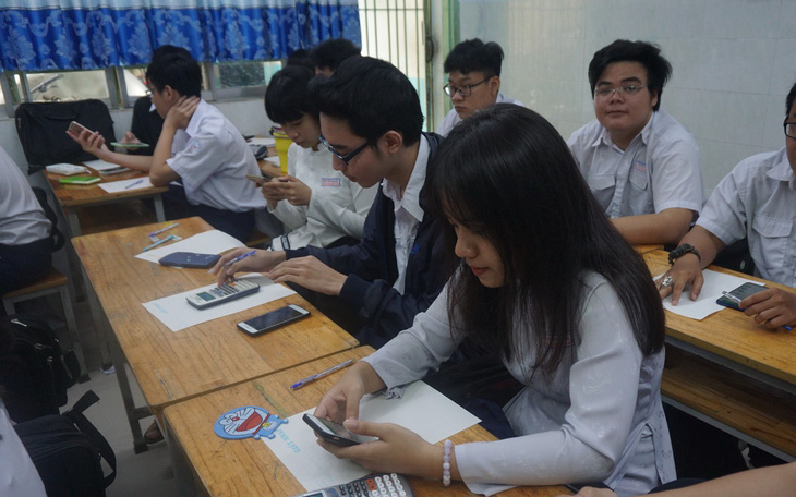TP.HCM: học sinh làm bài kiểm tra trên điện thoại, báo điểm ngay