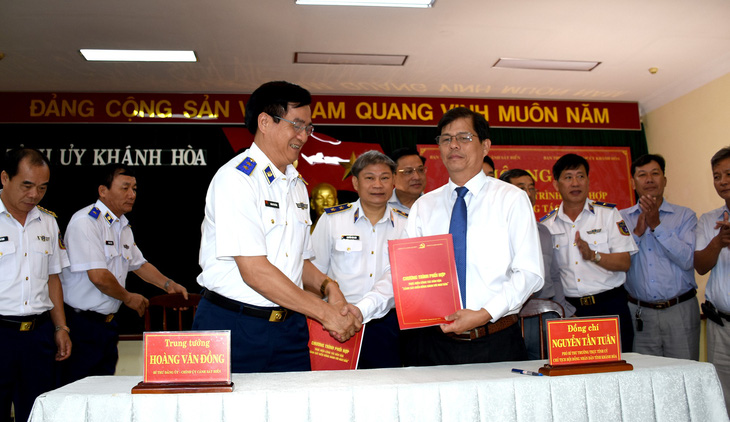 Cảnh sát biển ký kết chương trình đồng hành cùng ngư dân - Ảnh 1.