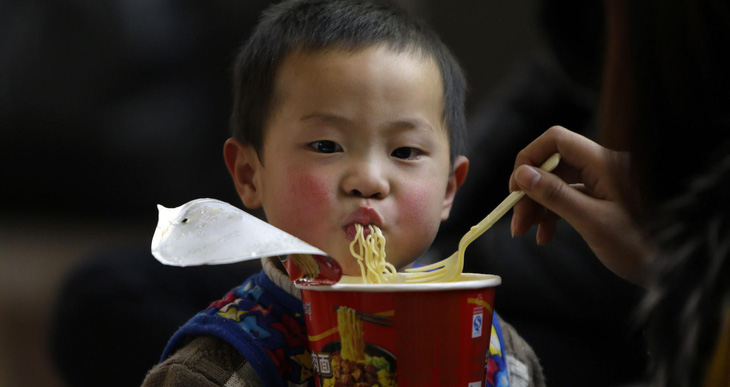 UNICEF: hàng triệu trẻ em suy dinh dưỡng vì lạm dụng thực phẩm tiện lợi - Ảnh 1.