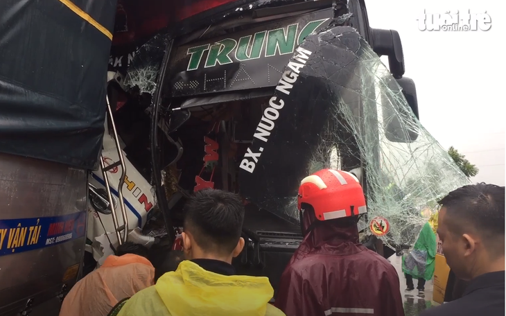Video: Xe tải đối đầu xe giường nằm, 16 người thương vong