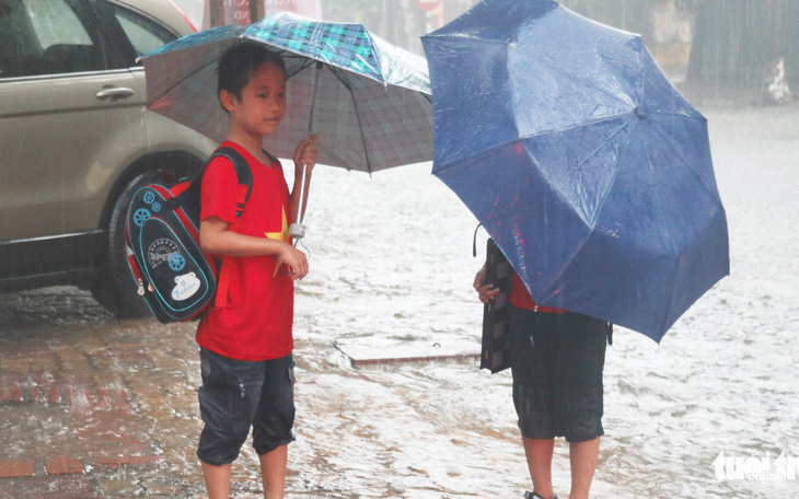 Mưa trắng trời, hàng chục ngàn học sinh Nghệ An - Hà Tĩnh nghỉ học