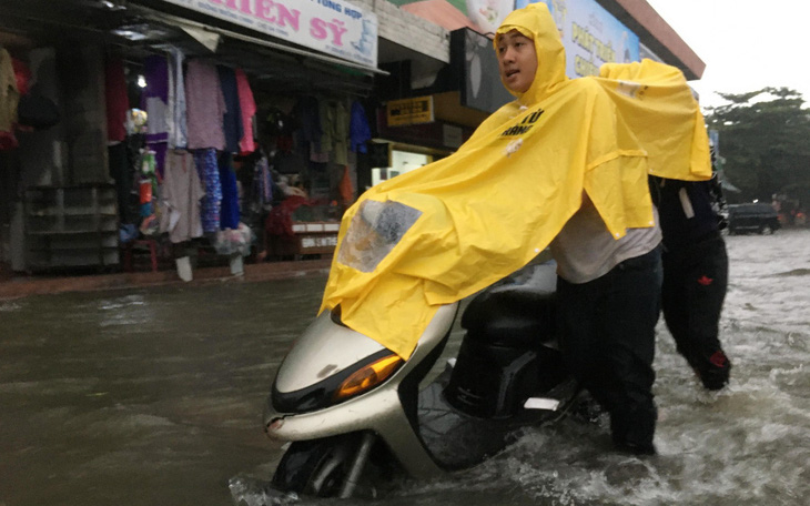 Mưa lũ đe dọa nhiều tỉnh miền Trung, miền Nam lo triều cường