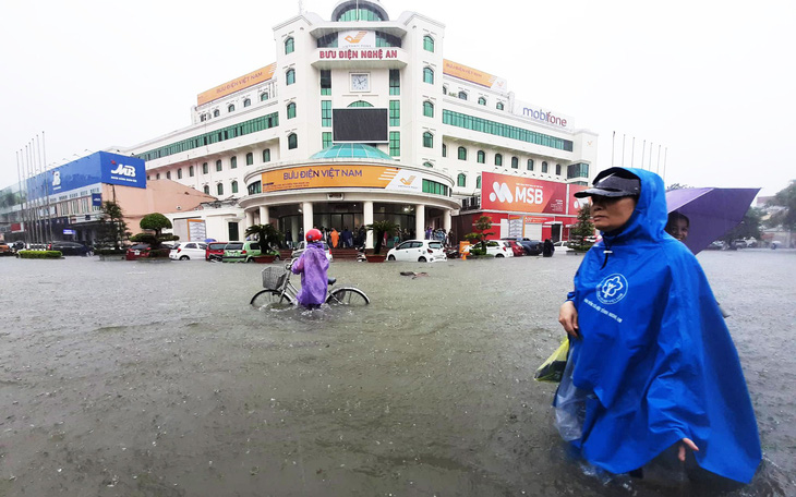 TP Vinh ngập lụt lịch sử, bộ đội đưa xe quân sự 