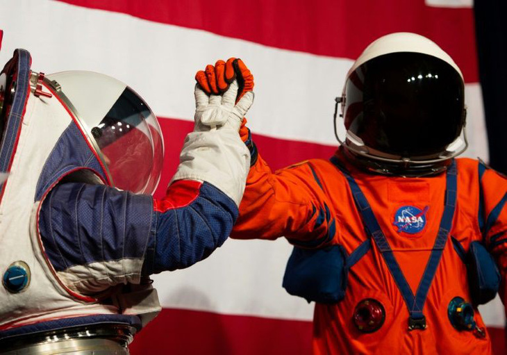 NASA công bố quần áo giúp du hành gia đi trên Mặt trăng như trên Mặt đất - Ảnh 1.