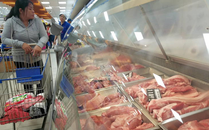 Nhiều siêu thị, công ty than lỗ vì không tăng giá bán thịt heo