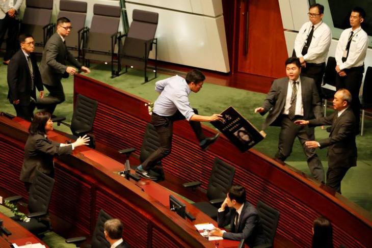 Hơn chục nghị sĩ Hong Kong bị lôi khỏi phòng họp vì la hét om sòm - Ảnh 3.