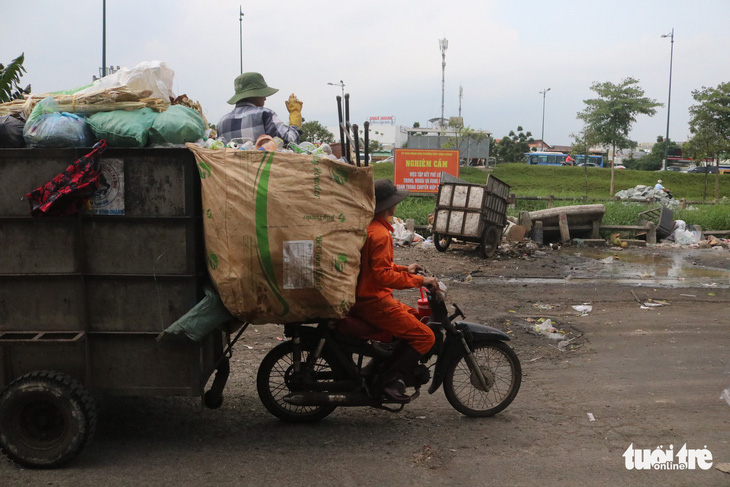 Ngộp thở với các bãi rác kinh dị giữa đường phố Sài Gòn - Ảnh 10.