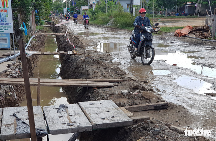 Dân khốn khổ vì 700 mét đường nhầy nhụa suốt nhiều năm liền - Ảnh 1.