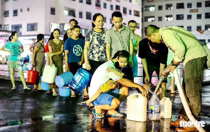 Nước bẩn ở Hà Nội: Dân đề nghị xử nghiêm, đòi Viwasupco bồi thường - Ảnh 3.