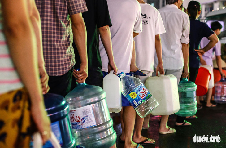Nước bẩn ở Hà Nội: Dân đề nghị xử nghiêm, đòi Viwasupco bồi thường - Ảnh 1.