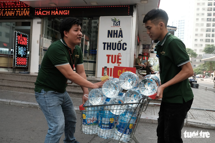 Hà Nội thiếu nước sạch: Cháy nước đóng chai, loại đắt loại rẻ đều bán hết - Ảnh 1.