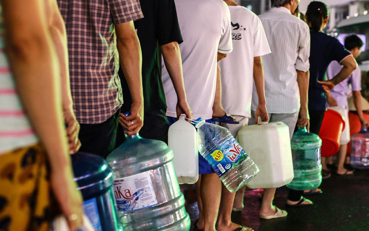 Nước bẩn ở Hà Nội: Dân đề nghị xử nghiêm, đòi Viwasupco bồi thường