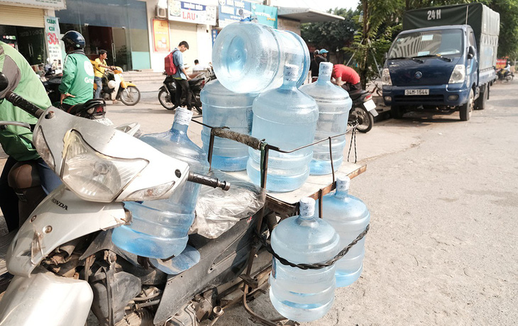 Hỏa tốc ngăn chặn lũng đoạn thị trường nước đóng chai ở Hà Nội - Ảnh 1.