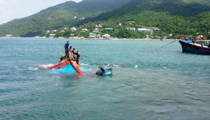 Tàu cá bị chìm khi tránh trú gió ở vùng biển Cù Lao Chàm - Ảnh 1.
