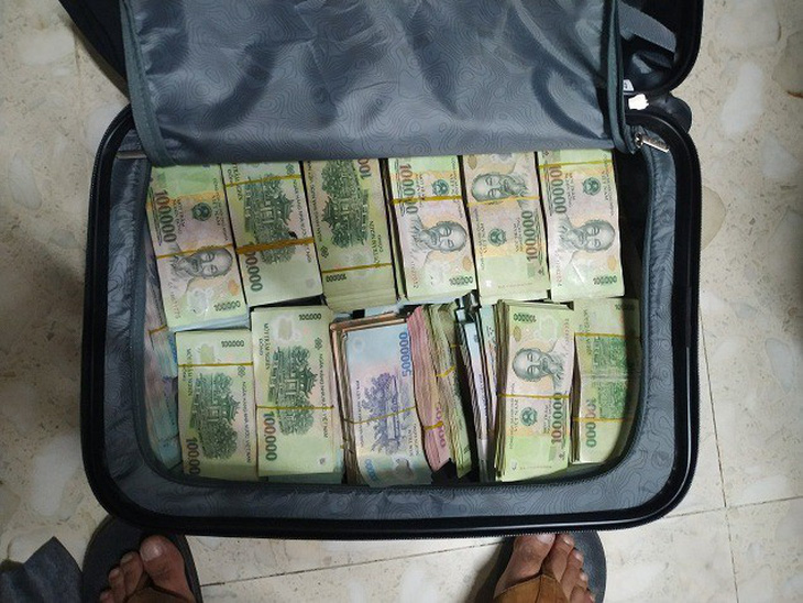 Tài xế nghi trộm cả vali tiền hơn 3,5 tỉ của công ty giấu ở phòng bạn gái - Ảnh 2.