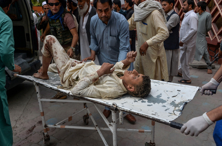 Đánh bom nhà thờ Hồi giáo ở Afghanistan, 62 người chết - Ảnh 2.