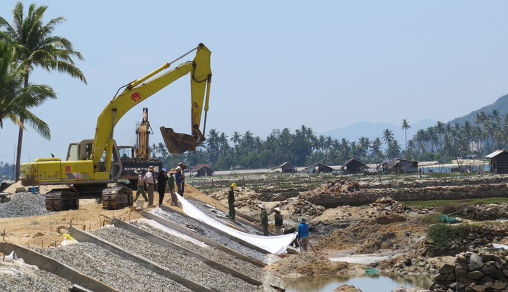 Kè xây 7 tháng mới có báo cáo đánh giá tác động môi trường - Ảnh 1.