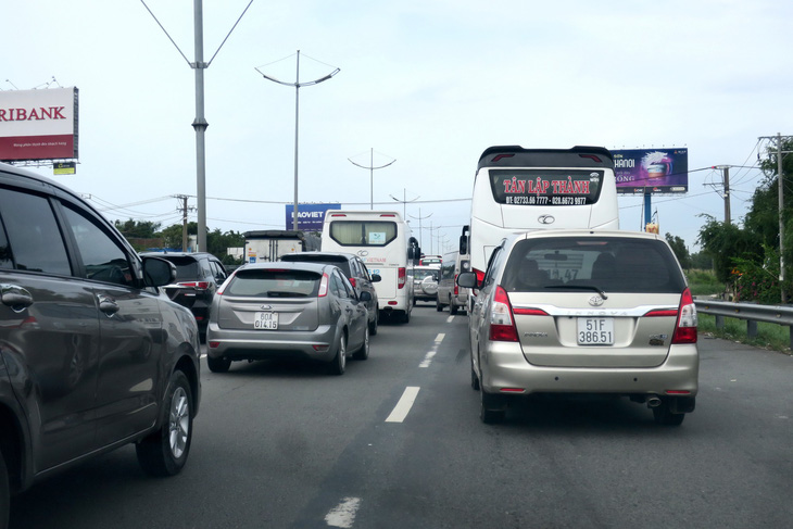 Bỏ cấm xe trên 5 tấn trên quốc lộ 1 để cứu cao tốc TP.HCM-Trung Lương - Ảnh 1.