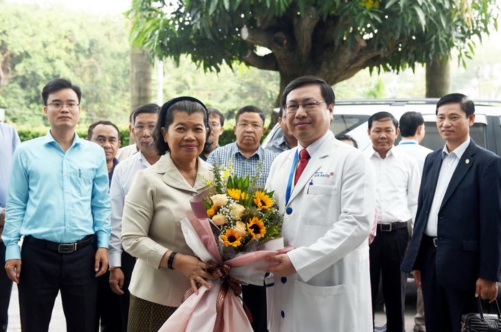 Phó thủ tướng Campuchia muốn người dân sang Việt Nam khám bệnh nhiều hơn - Ảnh 1.