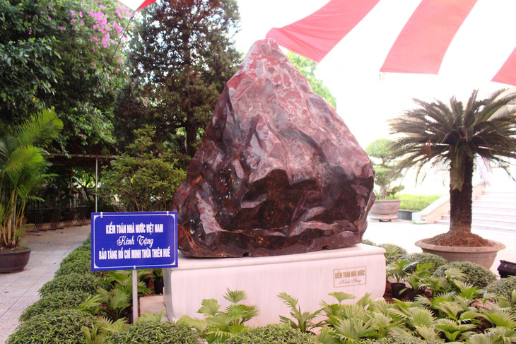 Kiểm toán nhà nước tặng khối đá quý 14 tấn cho Thừa Thiên Huế - Ảnh 1.