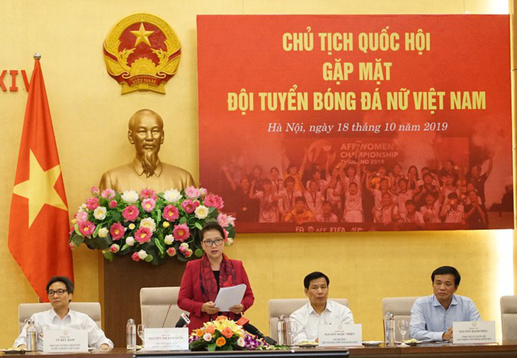 Chủ tịch Quốc hội Nguyễn Thị Kim Ngân: Thành tích của bóng đá nữ khiến bóng đá nam phải mơ ước - Ảnh 1.