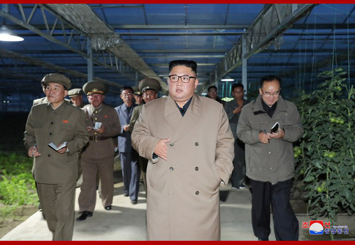 Ông Kim Jong Un thị sát nhà kính trồng rau trong bối cảnh cả nước thiếu lương thực - Ảnh 1.