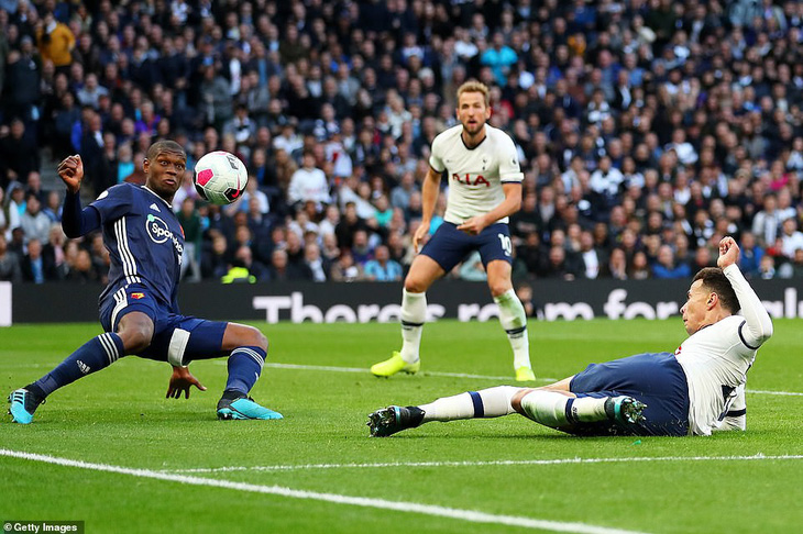 Tottenham thoát thua trước Watford bởi bàn thắng gây tranh cãi - Ảnh 2.