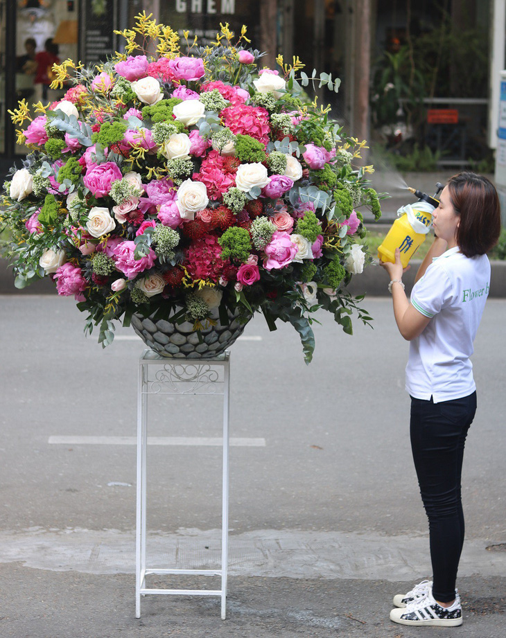 Ngày 20-10: hoa cháy hàng, bình hoa 60 triệu đồng vẫn có khách đặt - Ảnh 1.