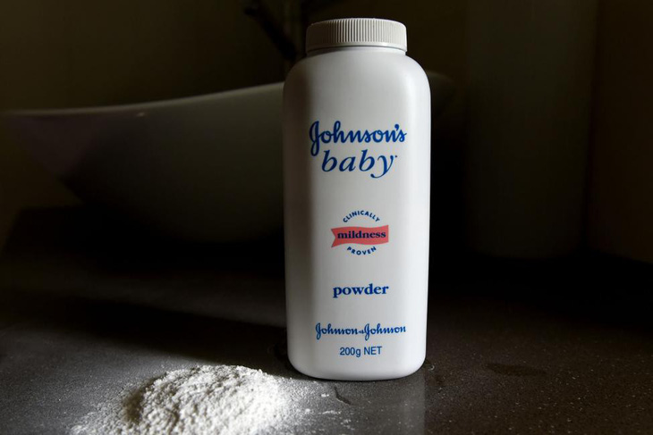 Johnson & Johnson thu hồi 33.000 sản phẩm phấn rôm nghi chứa chất gây ung thư - Ảnh 1.