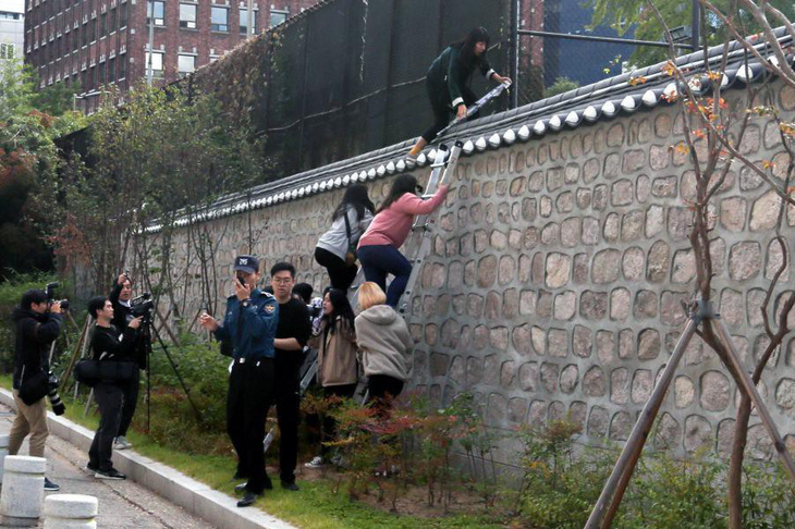Sinh viên Hàn Quốc trèo vào nơi ở đại sứ Mỹ phản đối hiện diện quân sự - Ảnh 1.