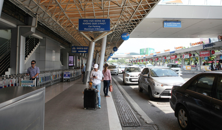 Ngang nhiên trộm túi xách trước quầy làm thủ tục chuyến bay ở Tân Sơn Nhất - Ảnh 1.