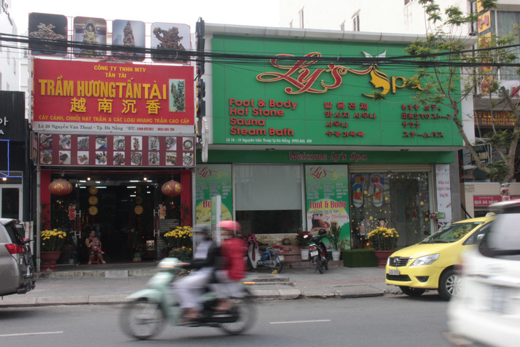 Kiểm tra bảng hiệu tiếng nước ngoài đè tiếng Việt ở Đà Nẵng - Ảnh 1.