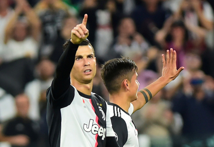 Ronaldo lại vượt mặt Messi trong cuộc đua ghi bàn - Ảnh 1.