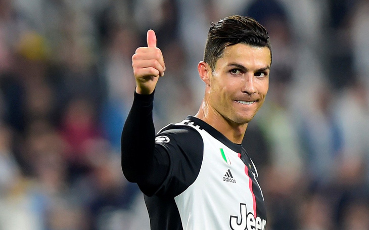 Ronaldo lại vượt mặt Messi trong cuộc đua ghi bàn