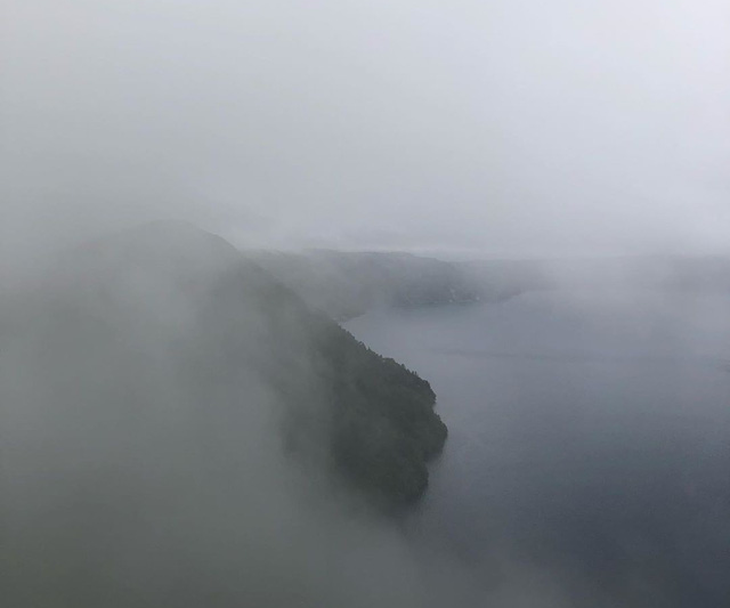 Bí ẩn hồ nước nhìn xuống là gặp xui xẻo ở Nhật Bản - Ảnh 1.