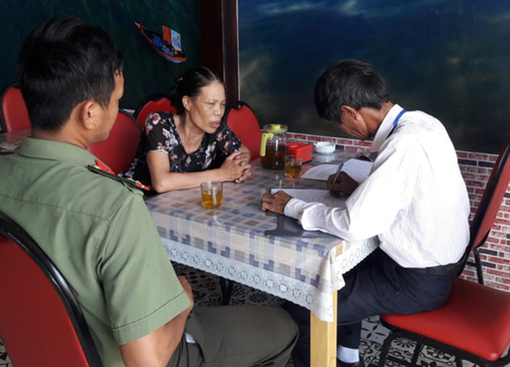 Kiểm tra bảng hiệu tiếng nước ngoài đè tiếng Việt ở Đà Nẵng - Ảnh 2.
