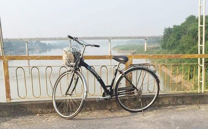 Nữ cử nhân bỏ xe đạp trên cầu nhảy sông tự vẫn
