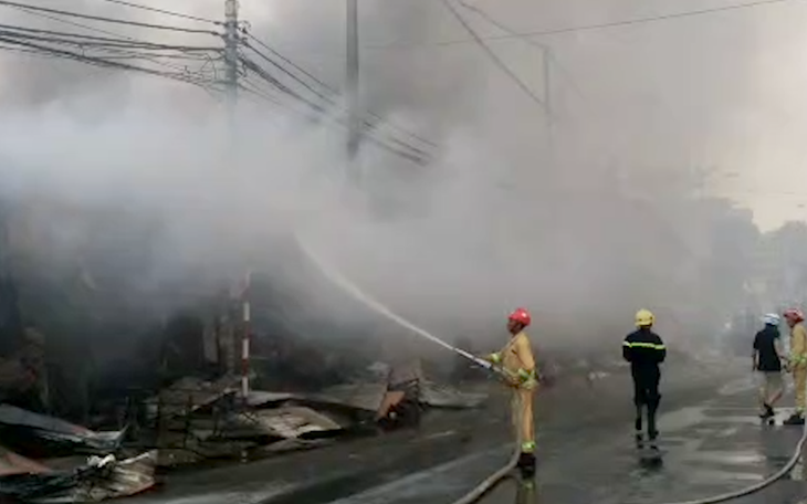 Video: Cháy lớn tại chợ Còng, hàng trăm kiốt bị thiêu rụi