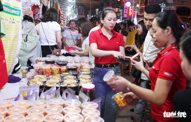 Dân vô tư ngồi ăn uống trên đường điện ở phố đêm đầu tiên Nghệ An - Ảnh 1.