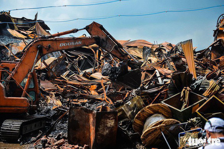 Hơn 1.800 tấn chất thải đã được thu gom sau vụ cháy Công ty Rạng Đông - Ảnh 1.