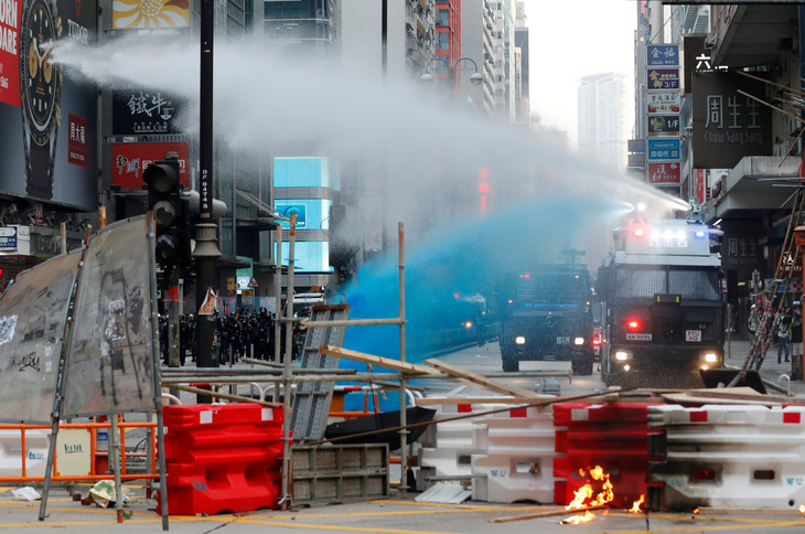 Hong Kong hỗn loạn vì biểu tình bất hợp pháp - Ảnh 2.