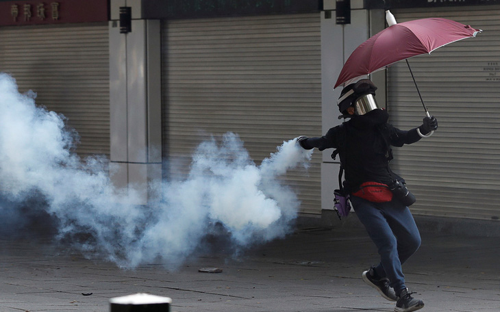 Hong Kong hỗn loạn vì biểu tình bất hợp pháp