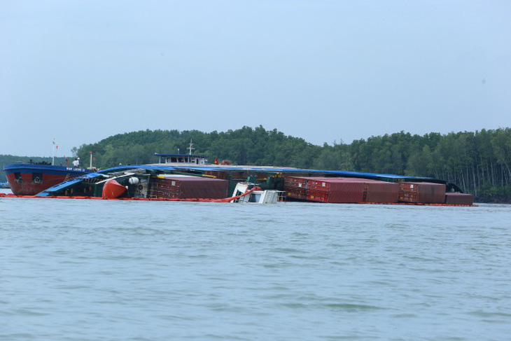 Chìm tàu chở container ở Cần Giờ: Khẩn cấp hút 150 tấn dầu ra khỏi tàu - Ảnh 2.