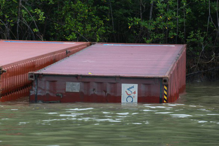 3 thợ lặn mất tích, 2 nhập viện khi trục vớt container chìm ở Cần Giờ - Ảnh 1.