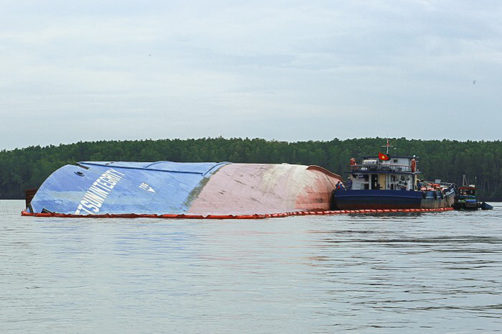 Chìm tàu chở container ở Cần Giờ: Khẩn cấp hút 150 tấn dầu ra khỏi tàu - Ảnh 3.