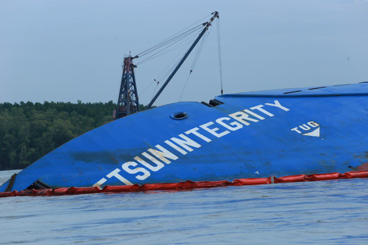 Chìm tàu chở container ở Cần Giờ: Khẩn cấp hút 150 tấn dầu ra khỏi tàu - Ảnh 9.